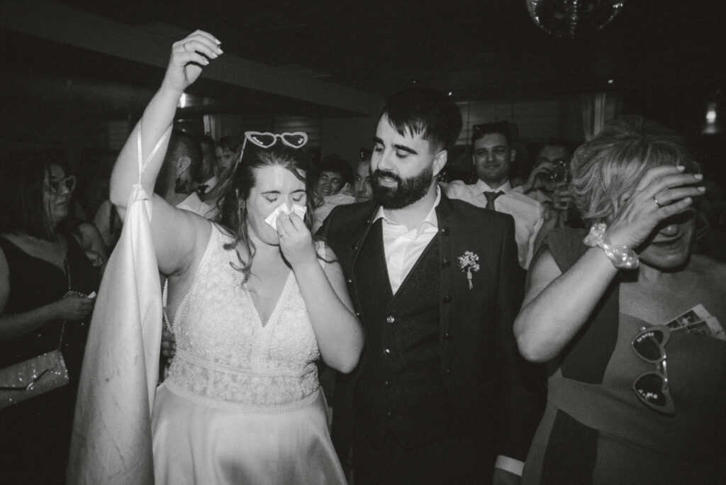 Pareja llorando en la pista de baile pura magia del momento