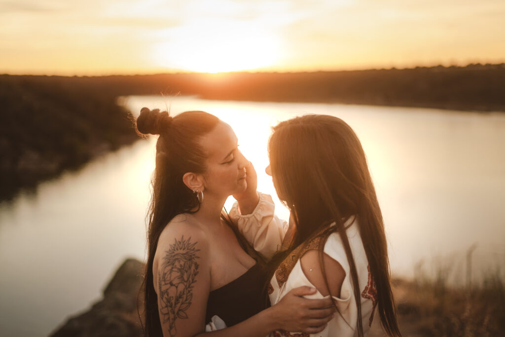 Instante visceral y romántico de pareja en un atardecer de fantasía