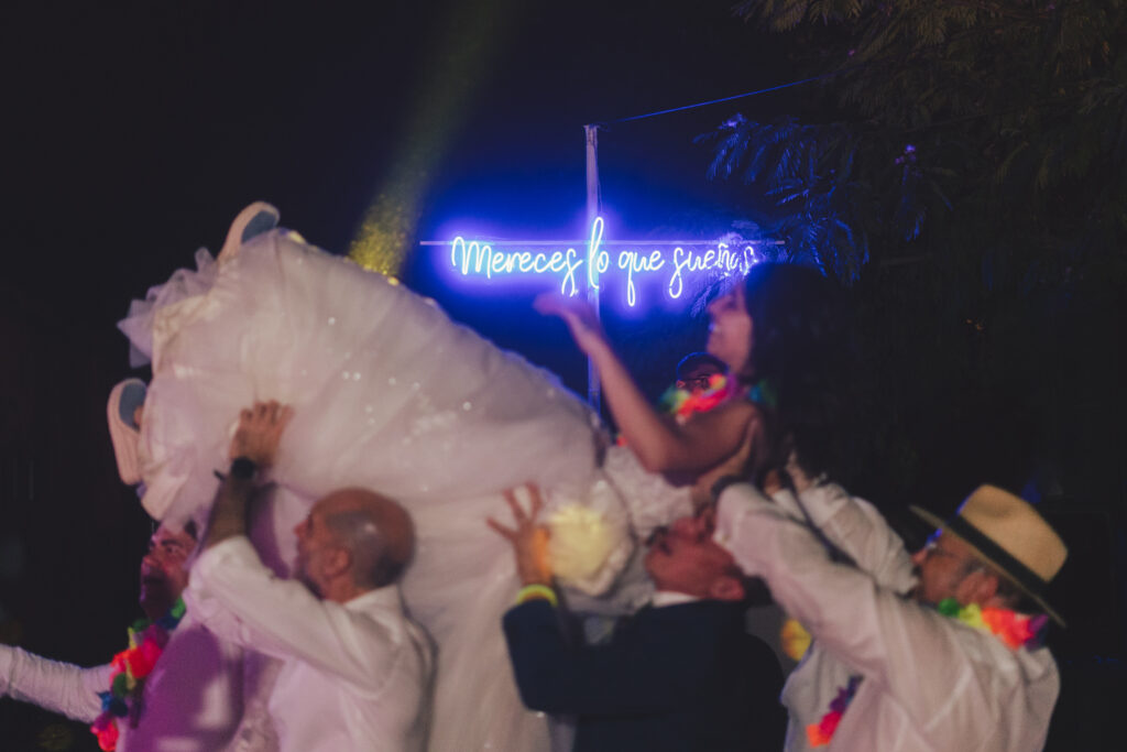 Fiesta de boda descontrolada y divertida capturada con estilo gamberro